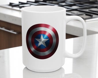 Taza con escudo patriótico y estrella: emblema rojo, blanco y azul, diseño de escudo metálico inspirado en héroes, ideal para fanáticos y guerreros.