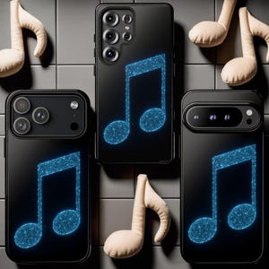 Op de afbeelding: Zwarte telefoonhoesjes met een gloeiend blauw muzieknootontwerp. De hoesjes worden getoond met pluche muzieknoten. De hoesjes zijn voor verschillende telefoonmodellen, elk met een unieke camera.
