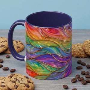 Puede incluir: Una taza de cerámica blanca con un asa negra y el texto "But First, Coffee" en negro y negrita. La taza está sobre una superficie de madera. La taza mide aproximadamente 10 cm de alto.