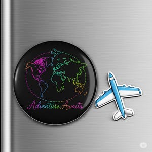 Imán de neón "Aventura te espera" - Mapa del mundo arcoíris Y2K y avión, decoración de viaje para nevera, taquilla y regalo.