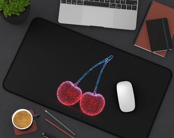 Può includere: Un tappetino per mouse nero con un design di ciliegie rosse e blu. La ciliegia è composta da piccoli punti luminosi. Il tappetino per mouse è su una superficie grigia con un laptop, una tazza di caffè e matite.