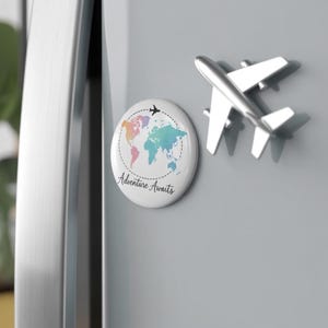 Imán "Aventura te espera" - Imán con mapa del mundo en acuarela, regalo para viajeros, decoración para nevera con pasión por los viajes, imán de avión para amantes de los viajes