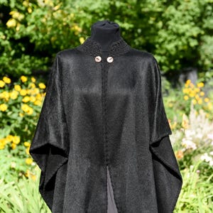 Capa de lana de alpaca tejida a mano para mujeres musulmanas: prenda exterior holgada, de cobertura total y modesta, ideal para usar sobre abayas o vestidos.