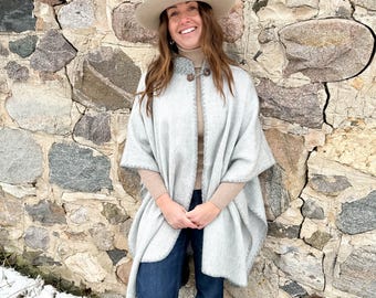Capa de alpaca tejida a mano - Abrigo de invierno gris plateado / Poncho artesanal suave y cálido y chal acogedor / Ruana elegante / Regalo elegante para ella