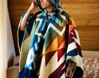 Poncho con cappuccio in alpaca – Blu ruggine, stile sud-occidentale, mantello con frange geometriche per uomo e donna, capo audace per autunno/inverno