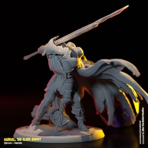Puede incluir: Una figura miniatura gris de 35 mm de un caballero sosteniendo una espada y un escudo. El caballero lleva una capa y una armadura. La figura está en una pose de acción dinámica. La figura está etiquetada como "Gabriel, el caballero esclavo".