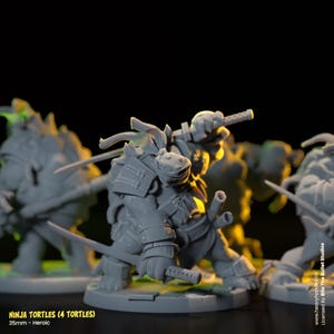 以下が含まれることがあります： 4体のグレーの35mmミニチュアフィギュアは、それぞれカタナを持っている忍者タートルです。タートルは戦闘姿勢で、頭が向き、剣を上げています。フィギュアは滑らかなグレーのプラスチック製です。