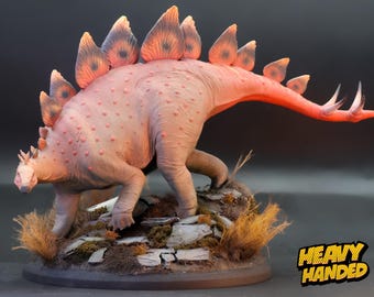 Sculptuur dinosaurus stegosaurus - handgeschilderde hooglandmaquette met dioramabasis | OOAK Paleoart