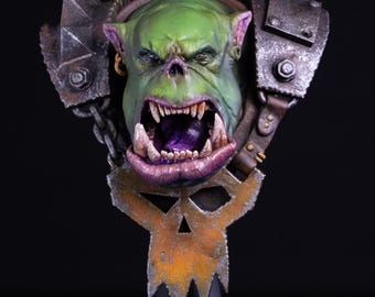Ork-krijger buste, handgeschilderd harsbeeld, gepantserde fantasiesculptuur