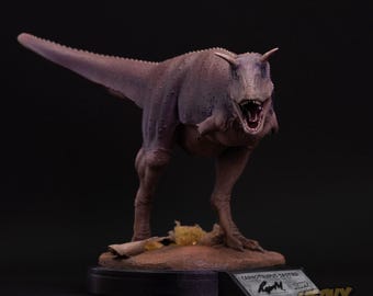 Carnotaurus-dinosaurussculptuur - handgeschilderde violette maquette met schilderachtige dioramabasis | OOAK Paleoart