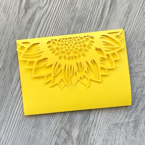 SVG Sonnenblume Einladungsvorlage mit Herz, Hochzeit Cricut dreifach gefalteter 13x18 Taschenumschlag für Laserschnitt Papierschnitt Cameo, (ai cdr dxf pdf)