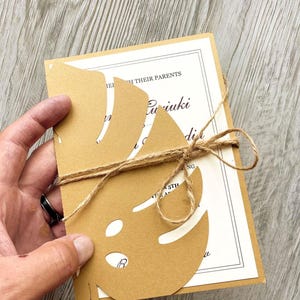 Modello di invito a nozze tropicale in formato svg con foglia di monstera, invito a pannello piatto hawaiano piegato a metà Cricut, cameo tagliato al laser Papercut DXF