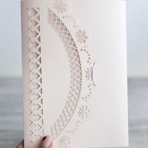 Modèle d'invitation d'enveloppe rustique en dentelle svg, 3 volets cricut 5 x 7 mariage invitation pochette, camée silhouette découpée au Laser, dxf ai pdf