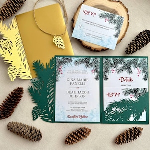 Puede incluir: Una invitación de boda verde y blanca con un tema de bosque de invierno. La invitación incluye los nombres de la pareja, la fecha de la boda y la ubicación. También se incluye el texto "RSVP" y "Detalles".