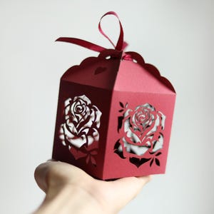Rozen gunst vak svg cricut digitale sjabloon, huwelijksfeest hart geschenkdoos, snijbestanden voor lasergesneden, cameo papercut (svg dxf ai cdr pdf)
