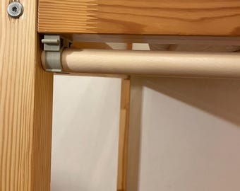 Barra de cortina de madera para cama Kura de Ikea, disponible en tamaño personalizado.