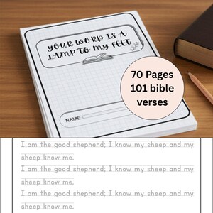 Può includere: Un quaderno bianco con motivo a griglia, con la scritta "YOUR WORD IS A LAMP TO MY FEET". Un adesivo circolare indica "70 pagine 101 versetti biblici". Il quaderno include uno spazio per un nome e versetti biblici di esempio.