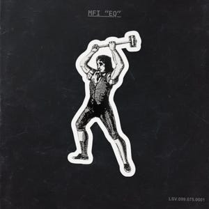 Op de afbeelding: Zwart-witte sticker met een vintage illustratie van een persoon die een voorhamer zwaait. De sticker heeft een witte rand en de tekst "MFI 'EQ'" bovenaan. De rechterbenedenhoek heeft de tekst "LSV.099.075.0001".