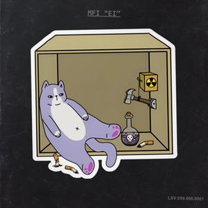 以下が含まれることがあります： 箱の中にいる漫画の猫が描かれたステッカー。猫は紫色の体に白いお腹とピンク色の足を持っています。箱にはハンマー、ドクロの入った瓶、放射能マークが入っています。上部には「MFI "EI"」という文字があります。