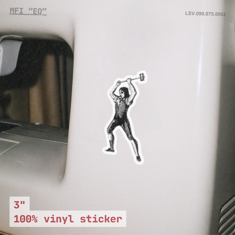 Peut inclure: Un autocollant en vinyle de 7,6 cm repr&eacute;sentant une illustration en noir et blanc d'une personne balan&ccedil;ant un marteau. L'autocollant porte le texte "100% vinyl sticker".