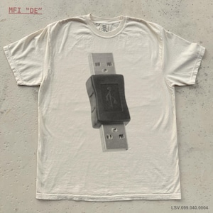 Könnte beinhalten: Cremefarbenes T-Shirt mit einem Graustufenbild von zwei verbundenen USB-Anschlüssen. Das Shirt hat kurze Ärmel und einen Rundhalsausschnitt. Der Text "MFI DE" ist oben links aufgedruckt. Der Text "LSV.099.040.0004" ist unten rechts aufgedruckt.