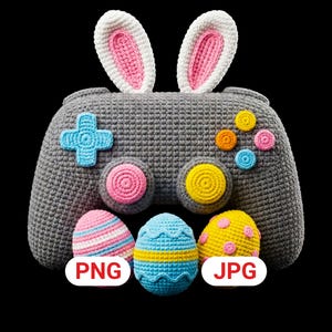 Puede incluir: Un mando de videojuego gris tejido a ganchillo con orejas de conejo y botones coloridos. Incluye tres huevos de Pascua tejidos a ganchillo en rosa, azul y amarillo. La imagen incluye el texto "PNG" y "JPG".
