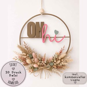 Könnte beinhalten: Ein dekorativer Kranz mit einem braunen Metallring, der die Worte "OH hi" in Braun und Rosa zeigt. Der Kranz ist mit Trockenblumen in neutralen Tönen und einer Jute-Schleife verziert. Ein kleines Herz ist enthalten. Das Bild enthält auch den Text "SOFORT 3D Druck Datei DOWNLOAD".