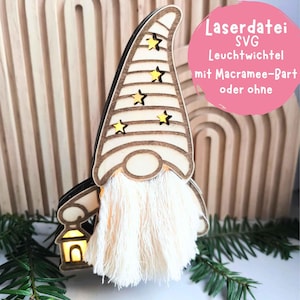 Puede incluir: Decoración de gnomo de madera con una larga barba blanca y un sombrero alto adornado con estrellas amarillas. El gnomo sostiene una linterna. El texto en la imagen dice "Laserdatei SVG Leuchtwichtel mit Macramee-Bart oder ohne".
