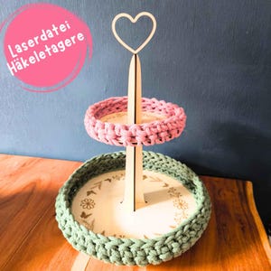 Laserdatei Häkeletagere | 2-stöckige Etagere mit floraler Gravur | Korbboden SVG Datei | DIY Holzständer | Muttertag | Laser Datei Deko