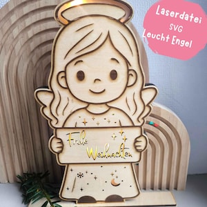 Può includere: Decorazione natalizia a forma di angelo in legno con alone luminoso. L'angelo tiene in mano uno striscione con la scritta dorata "Frohe Weihnachten". Il design include ritagli di stelle e fiocchi di neve.