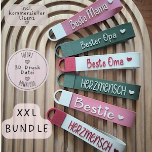 Op de afbeelding: Zes sleutelhangers in diverse kleuren zoals roze, groen en wit, voorzien van verhoogde Duitse tekst zoals Beste Mama, Bester Opa, Beste Oma en Herzmensch. Elke sleutelhanger heeft een lus aan één uiteinde en kleine hartjes als accent.