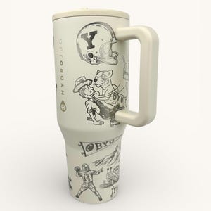 以下が含まれることがあります： クリーム色のHydro Jug（ハイドロジャグ）で、ハンドル付き。アメフトのヘルメット、フットボール選手、その他のグラフィックの白黒イラストが特徴です。ジャグには、お揃いのクリーム色の蓋が付いています。