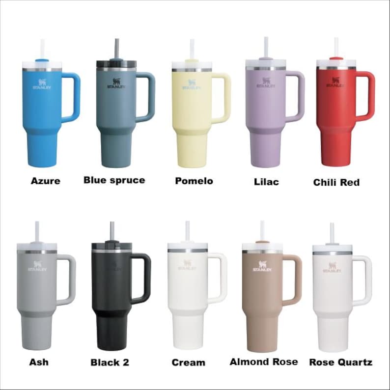 Puede incluir: Colecci&oacute;n de diez vasos aislados en varios colores, cada uno con asa, pajita y tapa. Los colores incluyen azul celeste, azul abeto, pomelo, lila, rojo chile, ceniza, negro, crema, rosa almendra y cuarzo rosa. La marca "STANLEY" es visible.