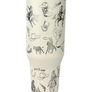 Puede incluir: Un juego de tres tazas de cer&aacute;mica con un acabado mate moteado. Las tazas son de color crema, gris claro y gris oscuro. Cada taza tiene un dise&ntilde;o simple y minimalista y un asa redondeada.