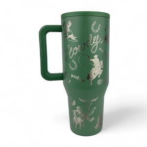 Puede incluir: Un letrero de madera hecho a mano con el texto "Welcome to our home" en un estilo manuscrito. El letrero est&aacute; pintado de blanco con un marco de madera te&ntilde;ida oscura. Una peque&ntilde;a planta verde se coloca en el letrero.