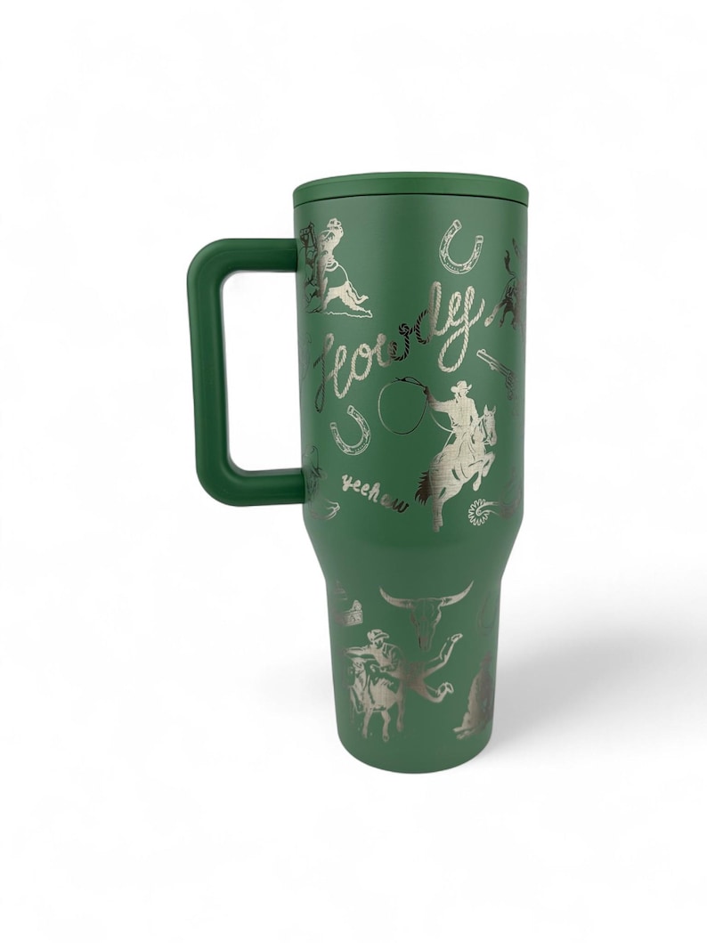 Puede incluir: Un letrero de madera hecho a mano con el texto "Welcome to our home" en un estilo manuscrito. El letrero est&aacute; pintado de blanco con un marco de madera te&ntilde;ida oscura. Una peque&ntilde;a planta verde se coloca en el letrero.