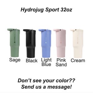 Puede incluir: La imagen muestra cinco vasos Hydrojug Sport de 946 ml (32 oz) en colores salvia, negro, azul claro, arena rosa y crema. El texto "Hydrojug Sport 32oz" est&aacute; en la parte superior. Los nombres de los colores est&aacute;n debajo. El texto "&iquest;No ves tu color?? &iexcl;Env&iacute;anos un mensaje!" est&aacute; en la parte inferior.