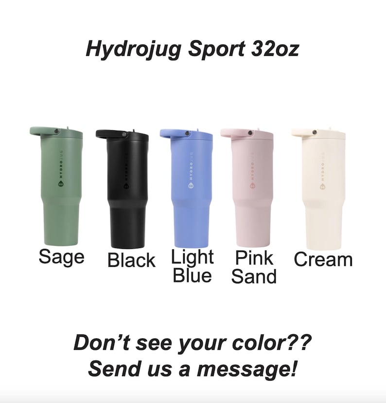 Puede incluir: La imagen muestra cinco vasos Hydrojug Sport de 946 ml (32 oz) en colores salvia, negro, azul claro, arena rosa y crema. El texto "Hydrojug Sport 32oz" est&aacute; en la parte superior. Los nombres de los colores est&aacute;n debajo. El texto "&iquest;No ves tu color?? &iexcl;Env&iacute;anos un mensaje!" est&aacute; en la parte inferior.