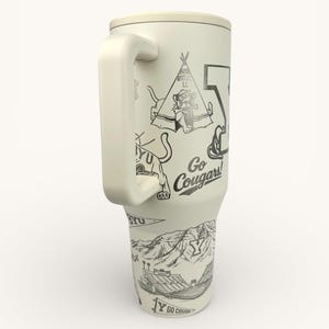 以下が含まれることがあります： 大きなハンドルが付いたクリーム色のタンブラー。ティピー、クーガー、スタジアムの黒いイラストが特徴です。「Go Cougars!」と「BYU」の文字も表示されています。実用的でスタイリッシュなドリンクウェアアイテム。