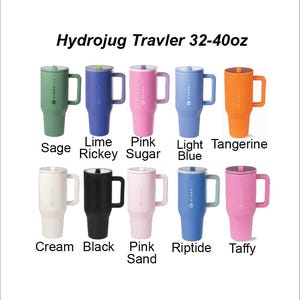Puede incluir: Una colecci&oacute;n de vasos aislados Hydrojug Travler en varios colores, incluyendo salvia, lima rickey, rosa az&uacute;car, azul claro y mandarina. Cada vaso tiene un asa y una tapa. El texto "Hydrojug Travler 32-40oz" se muestra en la parte superior.