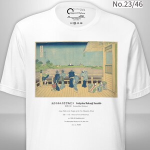 Pode incluir: Camiseta branca com estampa de arte japonesa. A obra de arte retrata um grupo de pessoas em um deck de madeira com vista para um corpo de água. O texto na parte inferior identifica a obra de arte como "Gohyaku Rakanji Sazaido".