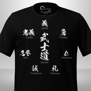 以下が含まれることがあります： 黒いTシャツに白い日本語の書道。Tシャツには「武士道」の文字と、「正義」、「忠誠心」、「勇気」などの美徳が書かれています。Tシャツはクルーネックで、柔らかい素材で作られています。