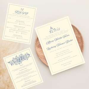 Puede incluir: Conjunto de invitaciones de boda con fondo crema y texto e ilustraciones en azul marino. El conjunto incluye una tarjeta RSVP, una invitación y una tarjeta de alojamiento. La invitación presenta los nombres Alexa Noëlle Fares y Zachary Tanner Bicho.