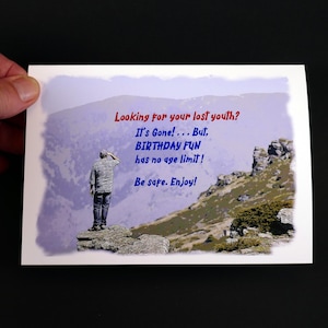 "Lustige Geburtstagskarte zum ausdrucken - Thema ""Verlorene Jugend"" - ideal für seinen Geburtstag - Mann auf Berg Fotoszene - Sofort Download."