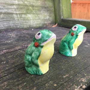 vintage frog ceramic Salt and Pepper small Shaker Set Made in Japan green yellow