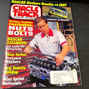 以下が含まれることがあります： 1993年10月号のCircle Track誌の表紙。表紙には、エンジンを整備する男性が写っており、「Nuts & Bolts」という見出しがあります。その他の見出しには、「NASCAR Stockers Rumble at INDY」と「Smokey Explains FASTENERS」が含まれています。