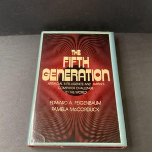 Puede incluir: Un libro de tapa dura titulado "The Fifth Generation" con un diseño de portada rojo y negro. El título está en letras doradas grandes y en negrita. El subtítulo del libro dice "Artificial Intelligence and Japan's Computer Challenge to the World."