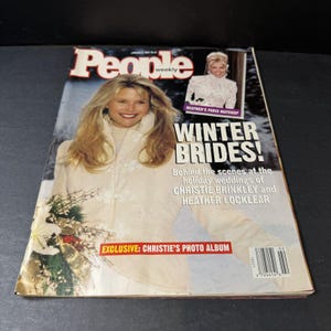 Puede incluir: Una portada de la revista People Weekly con el titular "Winter Brides!" y una mujer con un abrigo blanco. También incluye el texto "Exclusive: Christie's Photo Album".