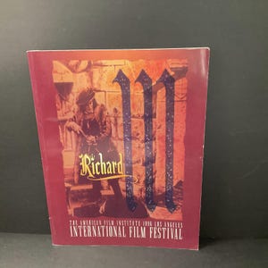 Puede incluir: Un folleto de color granate con el título "Richard" en escritura dorada. La portada presenta una ilustración de una persona con ropa de época y el texto "The American Film Institute 1996 Los Angeles International Film Festival."