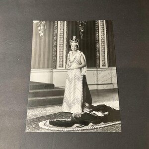 1977 Queen Elizabeth II Signed Silver Jubilee British Official Portrait Photo